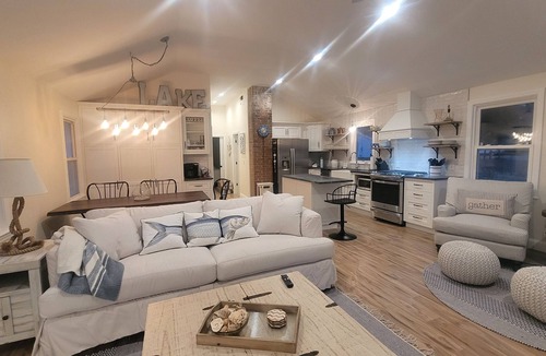 Mansfield Depot House | The Bungalow at Eagleville Lake Under 3 miles to UCONN!