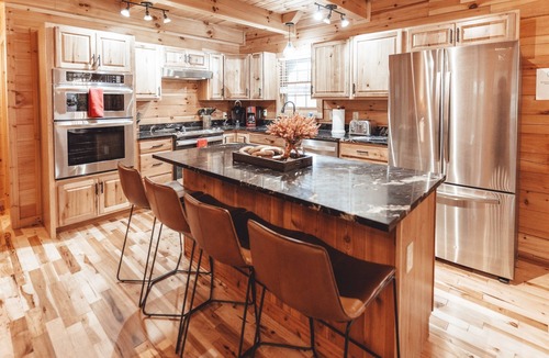 Carbon Hill Cabin | The Burrow Lodge! Pet Friendly! Hot Tub! Sleeps 16