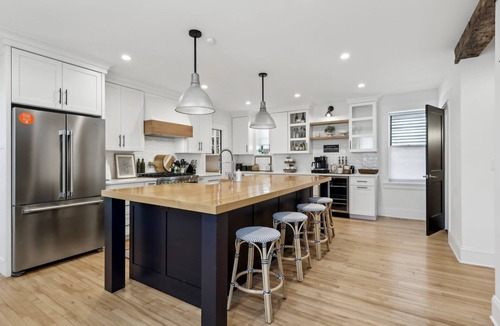 Ohio City House | The Carriage House and The Chatham Manor | Hot Tub