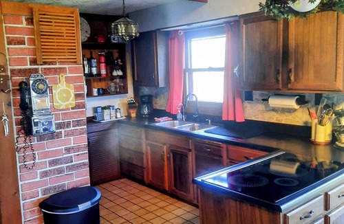 Ashland Ski Chalet | The Chirpy Chalet Cozy & Private Great WiFi No Chores! No Cleaning Fees!