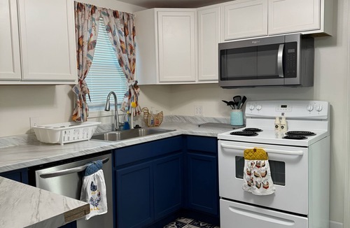Ellis Cottage | "The Coop" - Charming 2-bedroom cottage in Ellis. Dogs Welcome!