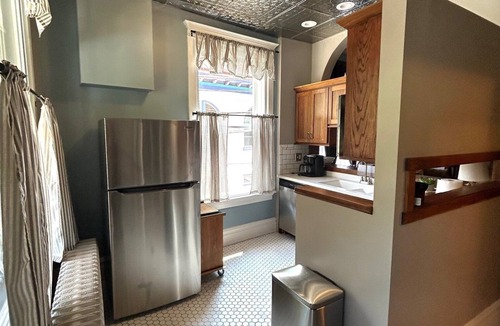 Freeman Apartment | The Corner Sweets, A Spacious 6-bedroom apartment with WiFi, in lovely Bramwell
