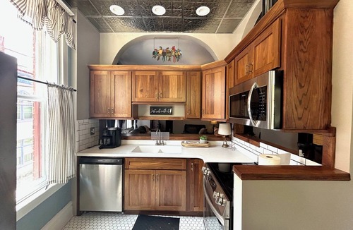 Freeman Apartment | The Corner Sweets, A Spacious 6-bedroom apartment with WiFi, in lovely Bramwell