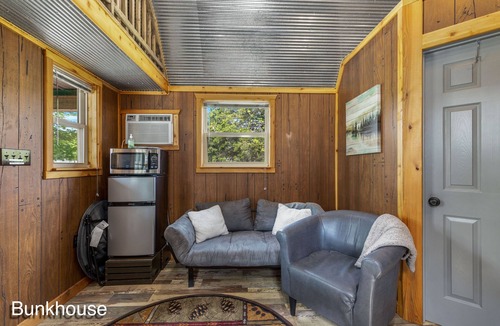 Grove House | The Cowskin Bunkhouse - Lakeview Getaway - perfect for fishermen/small families!