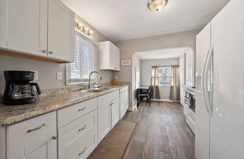 West Columbus House | The Cozy Bellows Retreat for 4