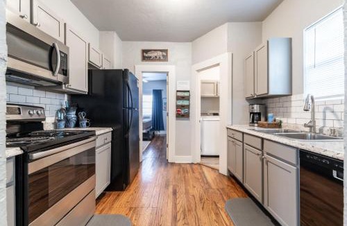 Chickasha House | The Cozy Chickasha, Fiber WIFI, Washer & Dryer, Near DT Chickasha & Leg Lamp!