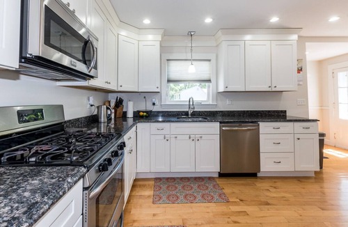 Norwood House | The Cozy Colonial - 4 BDRM that's close to train and only 35 min from City!