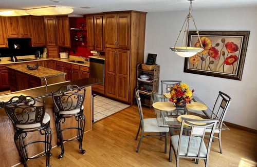 Mid America Cottage | THE COZY COTTAGE LAKE HAMILTON ~ Couples Retreat ~ Now Booking for Summer 2026