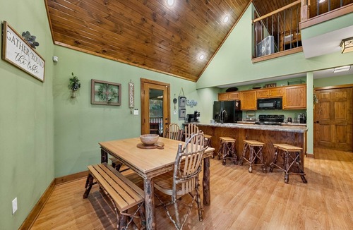 Mammoth Cave Cabin | The Cozy Nolin Cabin in Mammoth Cave, KY makes for the Perfect Lakefront Getaway