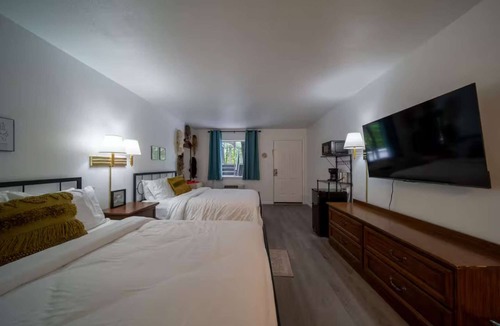 Eureka Springs Historic District Hotel | The Crows Have Eyes Room! #1