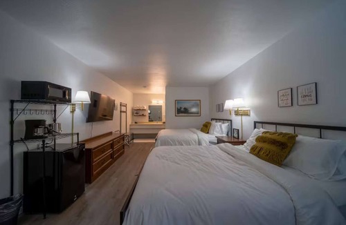 Eureka Springs Historic District Hotel | The Crows Have Eyes Room! #1