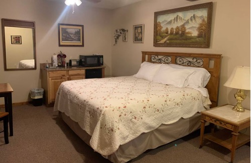 Confluence Hotel | The "Don't Worry" Room. A room in RiverView Kitchenettes Vacation Rentals