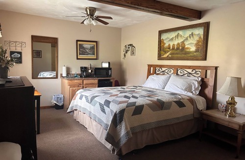 Confluence Hotel | The "Don't Worry" Room. A room in RiverView Kitchenettes Vacation Rentals
