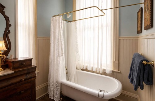 East of Broadway Bed & Breakfast | The Empress Hotel | Hornibrook Suite | King Suite