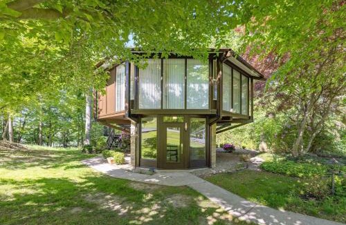 Cheat Lake House | The Escape Pod Cheat Lake, Morgantown, Hot Tub, 2Bed, 2Bath