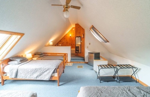 Peru House | The Farm @ Worthley Pond, Farmhouse, Private Beach, hot tub, sauna