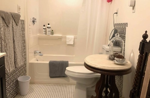 Concord Bed & Breakfast | The Fifer Davis House. Circa 1760.We cater to traveling nurses!