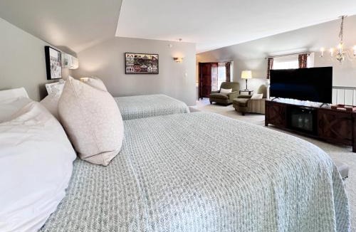 Newfane Hotel | The Four Columns Inn & 1832 Tavern