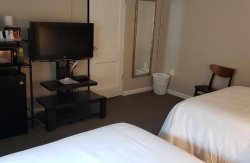 Hot Springs Hotel | The Happy Hollow