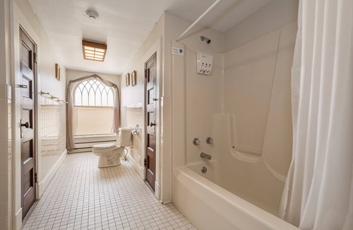 Chalk Hill Hotel | The Jackson | Historic Victorian Inn Room
