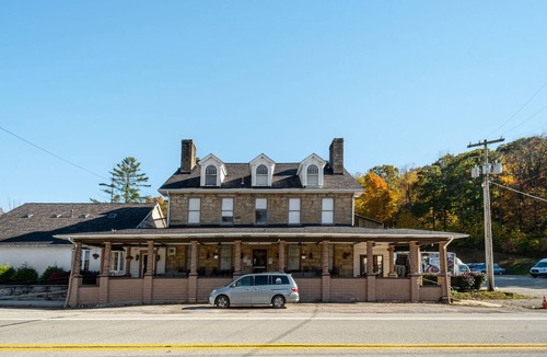 Chalk Hill Hotel | The Jackson | Historic Victorian Inn Room