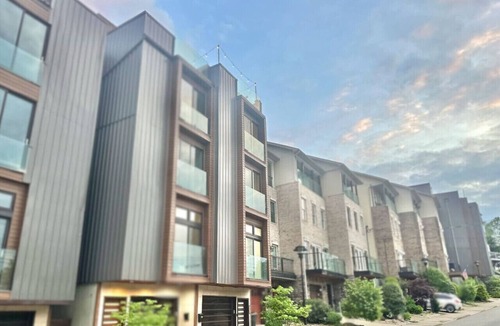 South Side Slopes Apartment | The Josephine Villa by Luxe PGH