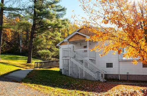 Chalk Hill Hotel | The Jumonville | Jacuzzi Tub Historic Inn Room