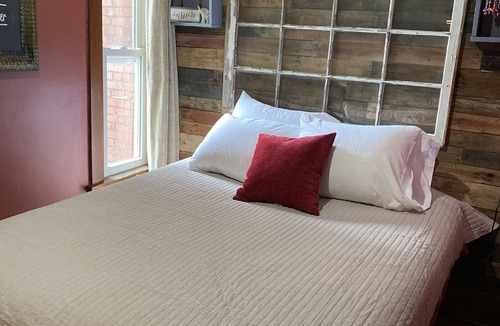Ashland Apartment | The Little Red Hen Inn Downtown Ashland