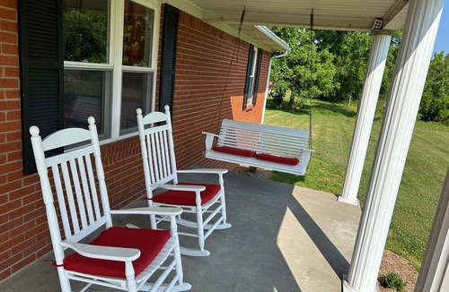 Brownsville House | The Mammoth Cave House, 3BR, 2 bath with 5 beds and VERY near Mammoth Cave