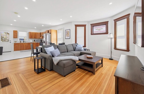 Milton House | The Milton Manor 3BR 1BA - Sleeps 6 - Unit 1