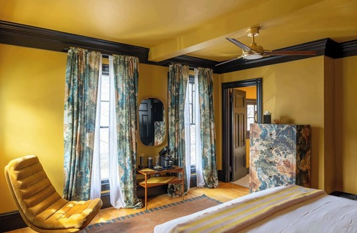 Corey Square Bed & Breakfast | The Murano - Ash Street Inn