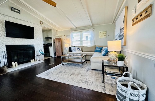 Montego Bay House | "The Nauti Beach House" Dog-Friendly 3/2 House in Montego Bay - 5 min to beach!
