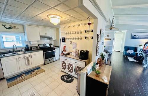 Montego Bay House | "The Nauti Beach House" Dog-Friendly 3/2 House in Montego Bay - 5 min to beach!
