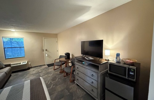 Osage Beach Hotel | The No Wake Inn - Osage Beach