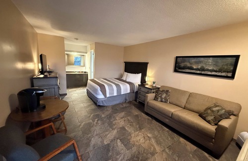 Osage Beach Hotel | The No Wake Inn - Osage Beach