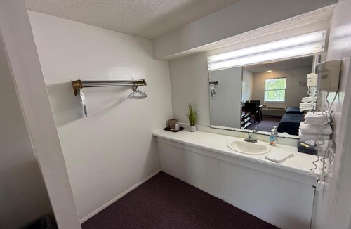Osage Beach Hotel | The No Wake Inn - Osage Beach