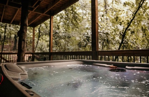 Rockbridge Cabin | `The Oak`: Hot Tub, Private Trail, Firepit, Swing.