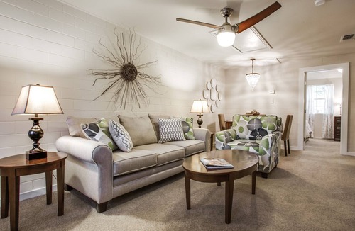 Fort Worth House | The Pool House minutes from W7th , TCU , Stockyards , Museums & Dickie’s Arena