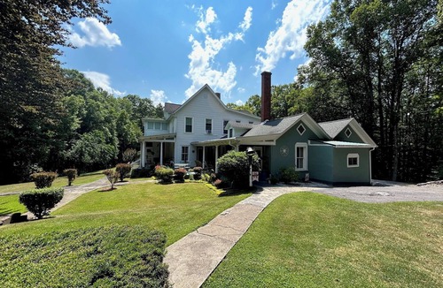 Leckie House | The Powerhouse Mansion is a Beautiful 9-bedroom estate in Maybeury with AC, WiFi