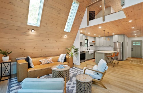 Carbon Hill Cabin | The Redhawk | Hocking Hills, Sauna, EV Charger