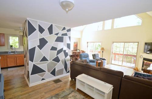 Berkeley Springs House | The Retreat at the Creek - Pet Friendly