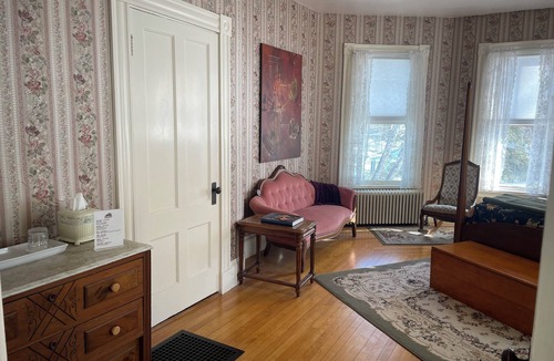 Guilford Bed & Breakfast | The Rose Room - Queen Bed - The Guilford Bed & Breakfast