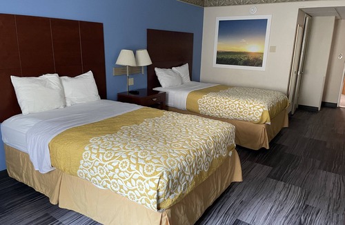 Akron Hotel | The Royal Inn & Suites
