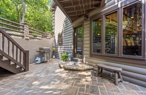 Bucyrus House | The Rustic Barr Oak Lodge Retreat is a peaceful place to relax and rejuvenate