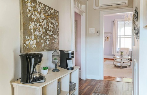Staunton Apartment | The Serendipity Suite: Desk, EV, Walk Downtown