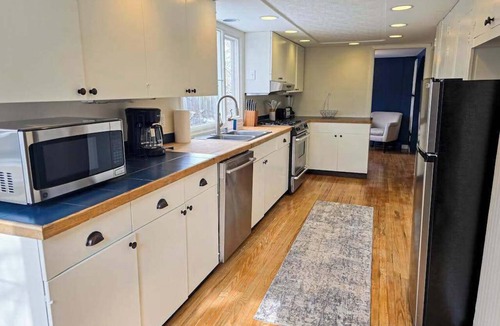 Downtown Anchorage House | The Solstice House | Classic 4BR Downtown