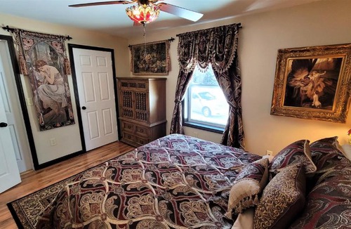 Old Town Apartment | The Sovereign Suite - Cozy And Convenient With Home Theater