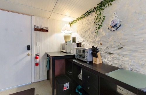 Off Broadway Apartment | The String Light Studio | Walk to Newport Restaurants!