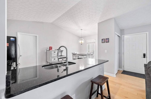 Columbus House | The Suburban Nest – For 6!