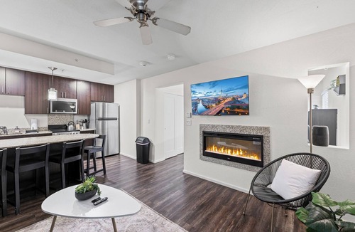 Overland Park Apartment | The Suite Spot King Bed No Stairs Covered Parking